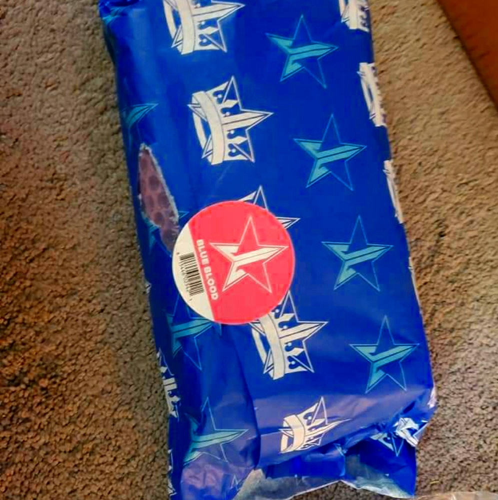 Jeffree star blue blood palette